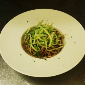 Spaghetti all'aglio nero e puntarelle con alici del Cantabrico